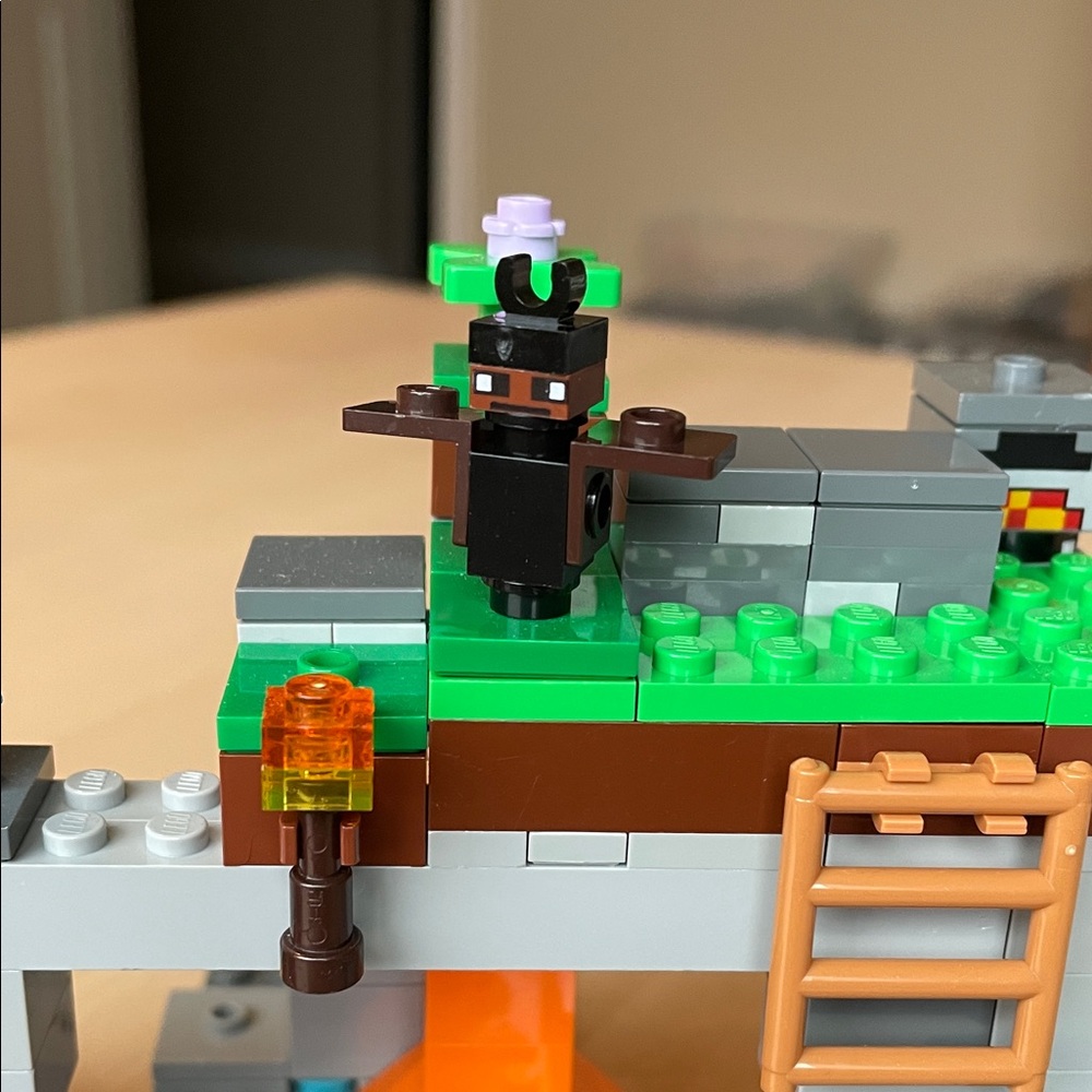 LEGO Set 21141 Minecraft: The Zombie Cave - Picture 2 of 9